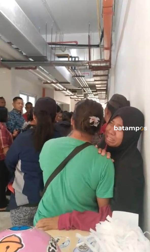 Tangis Pecah di RS Mutiara Aini, Keluarga Korban Kebakaran PT ASL Datangi Ruang Jenazah