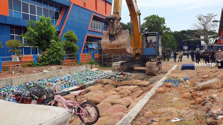 Rokok, Mikol, dan Pakaian Bekas Hasil Tangkap Bea Cukai Dimusnahkan