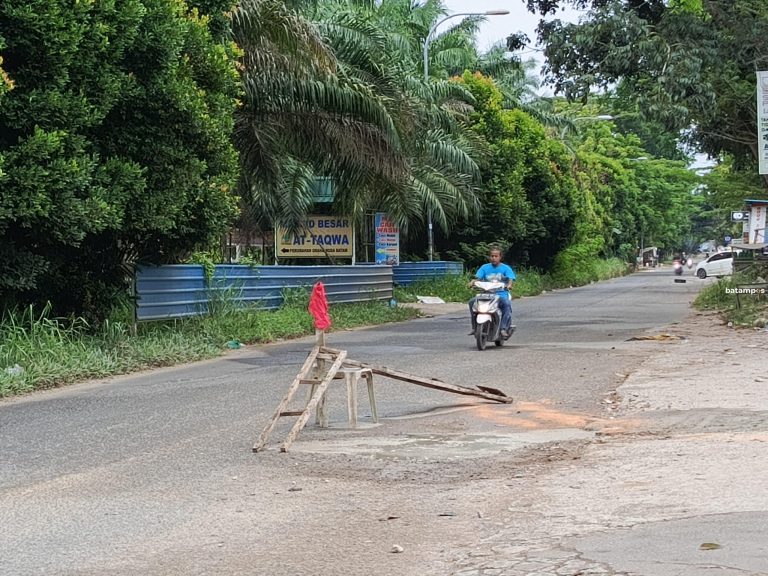 Jalan Rusak di Kaveling Baru Kian Parah, Warga Pasang Tanda Bahaya