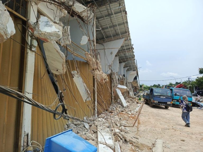 Sebelum Ambruk, Ruko di Tanjungriau Sudah Retak Panjang