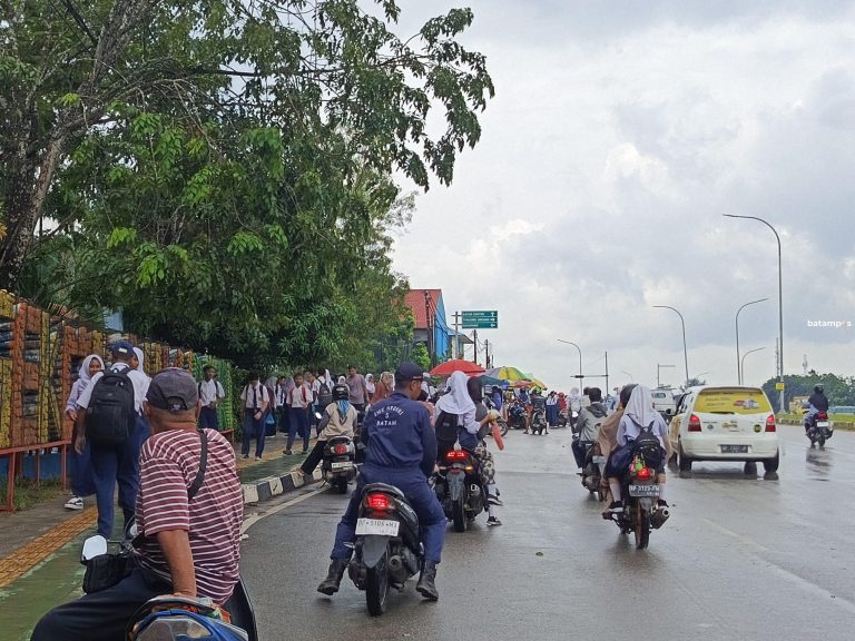 Rawan dan Semrawut, Warga Minta Halte di Depan SMPN 47 Marina