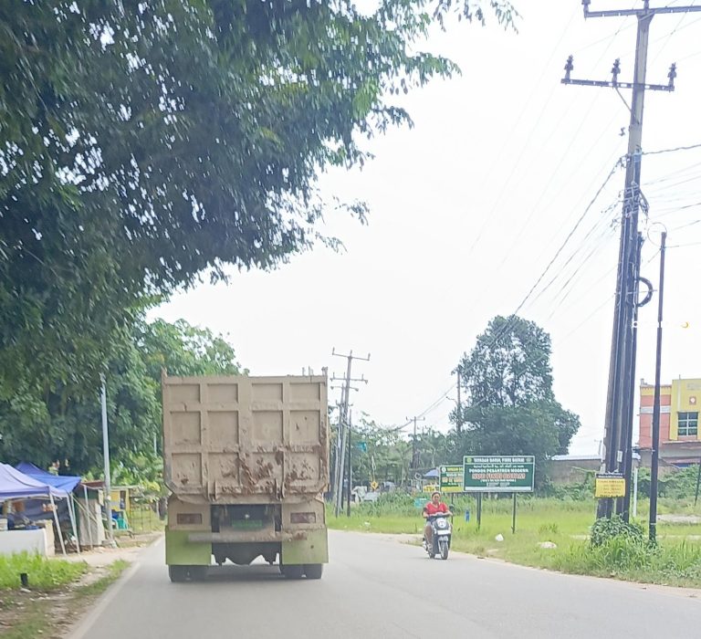 Baru Diperbaiki, Jalan Marina Dihantam Truk Proyek Bertonase Berat