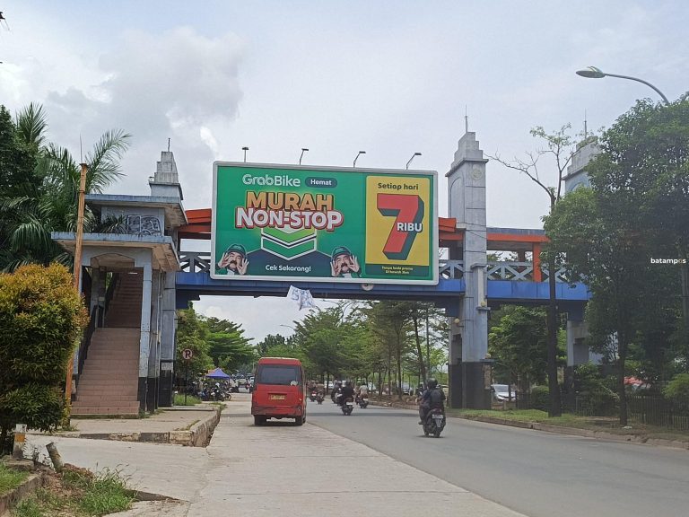Reklame di JPO Masih Jadi Sorotan, Warga Minta Ditertibkan