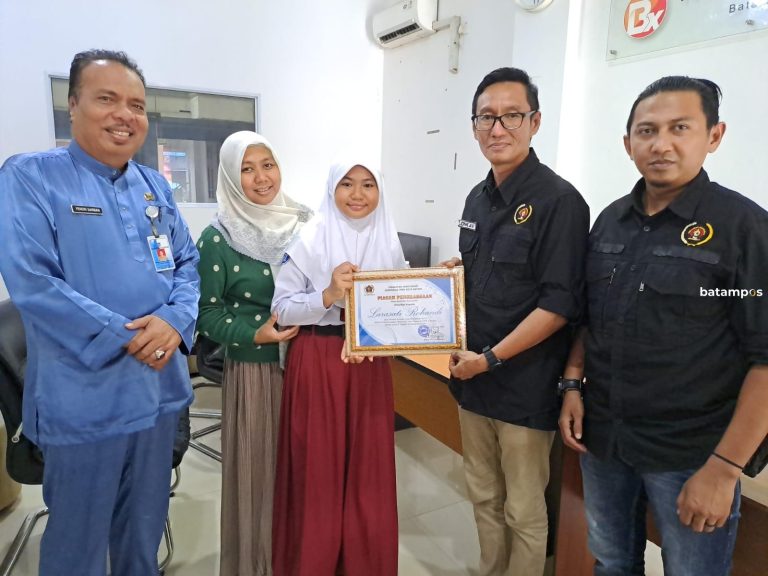 PWI Batam Apresiasi Dintara, Siswi Cerdas yang Bikin Bangga