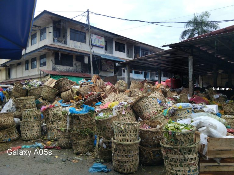 Sampah Menumpuk di Kawasan PKL Tos 3000, Pedagang Ancam Aksi ke Kantor Wali Kota