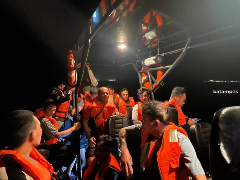 Dihantam Cuaca Buruk, Kapal Isap Timah Masuk Air, Lanal Berhasil Evakuasi 20 Kru Kapal