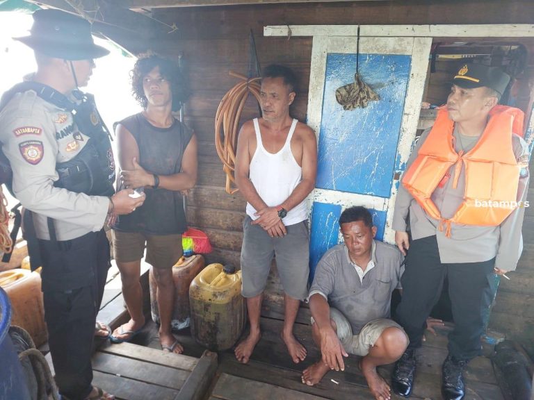 Kapal Muatan Semen Kandas dan Tenggelam di Perairan Moro