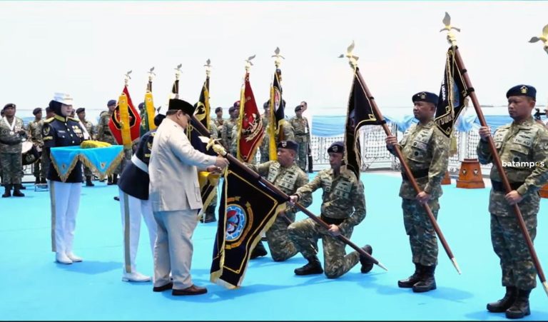 Lanal TBK Menerima Tanda Kehormatan Samkaryanugraha dari Presiden