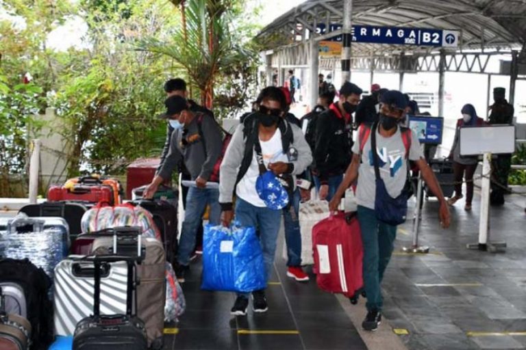 Menko Polkam Djamari Chaniago: 1,5 Juta PMI di Malaysia Bekerja Tanpa Dokumen Resmi