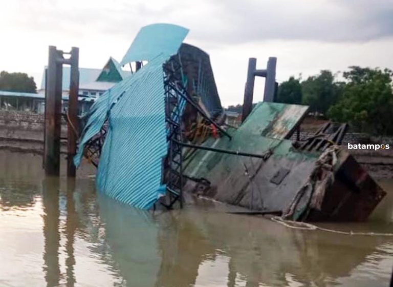 Termakan Usia dan Pengaruh Cuaca, Ponton Tanjung Makom Karimun Tenggelam