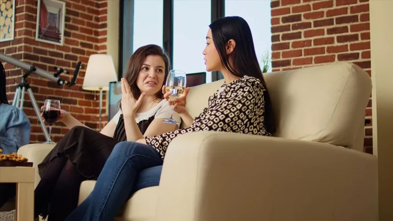 8 Tanda Halus Ini Menunjukkan Anda Hanya Ditoleransi Orang Lain, Bukan Diharapkan Kehadirannya