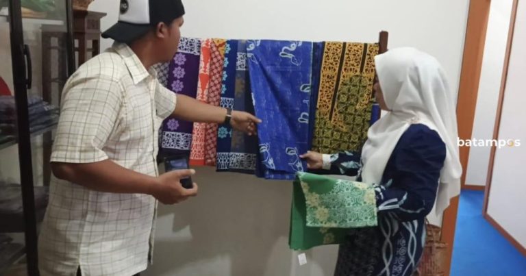Dekranasda Kenalkan 21 Motif Batik Lingga di Batam Batik Fashion Week 2025
