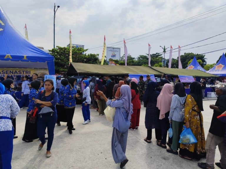Warga Serbu Bazar Murah HUT ke-80 TNI di Tugu Sirih Tanjungpinang