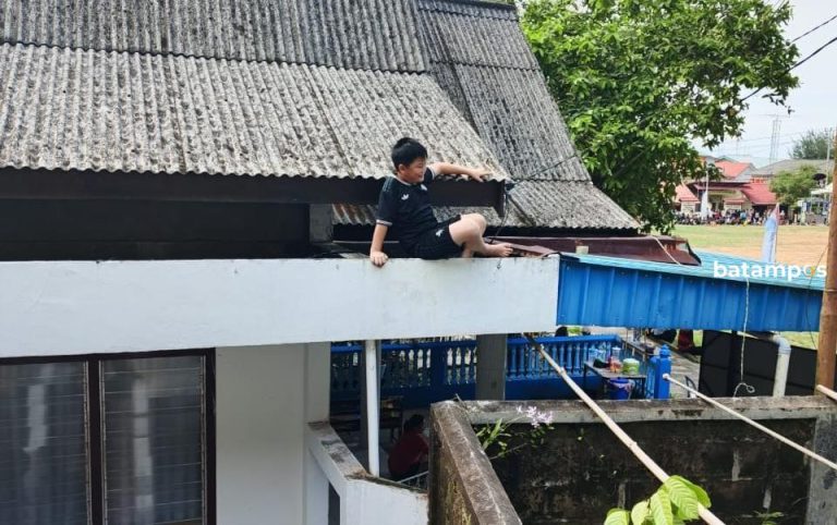 Ada-Ada Saja! Bocah di Anambas Panjat Genteng Demi Ambil Bola Tapi Tak Bisa Turun
