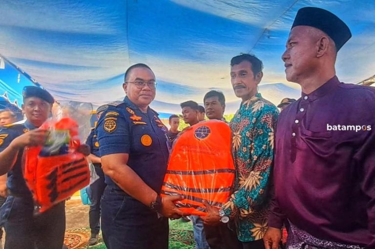 KPLP Ingatkan Nelayan Bintan: Jaket Pelampung Bantuan Jangan Dijual