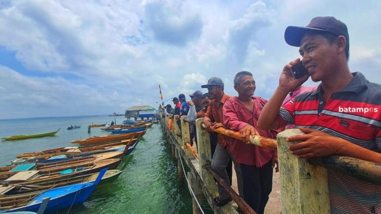 Pulau Tanpa Tower, Warga Pangkil Cari Sinyal hingga ke Ujung Dermaga