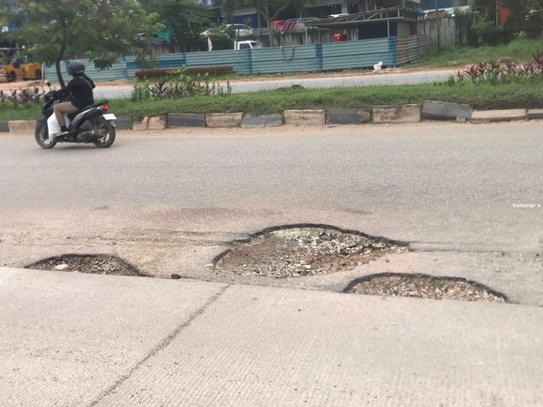 Lubang Besar di Jalan Laksamana Bintan Intai Pengendara, Rawan Kecelakaan