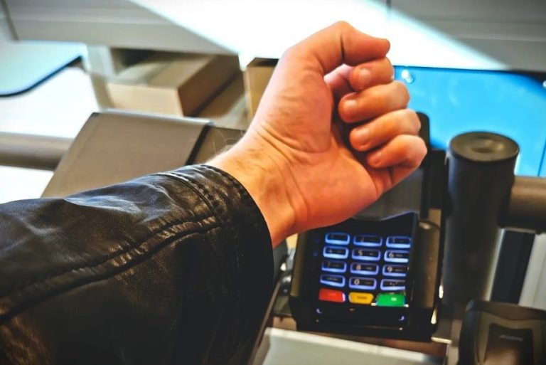 Warga Swedia Ramai Tanam Microchip di Tangan, Praktis tapi Berisiko Privasi