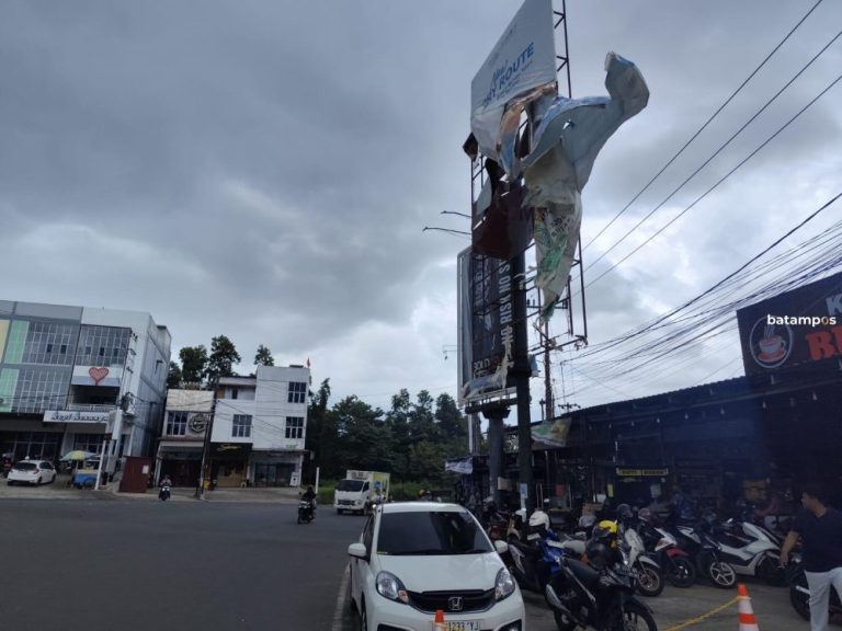 Diterpa Angin Kencang, Spanduk dan Seng Reklame di Tanjungpinang Beterbangan