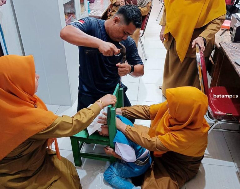 Guru Panik, Damkar Datang Selamatkan Murid TK yang Terjepit di Kursi