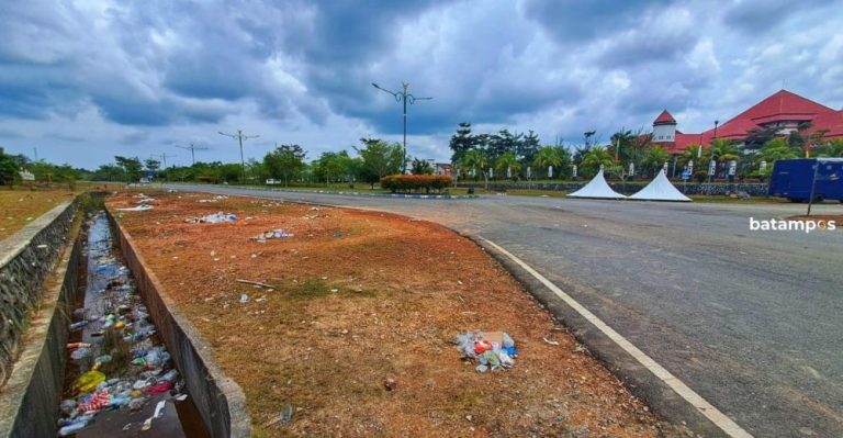 Sampah Berserakan Usai Road Race Bupati Bintan Cup di Bandar Seri Bentan