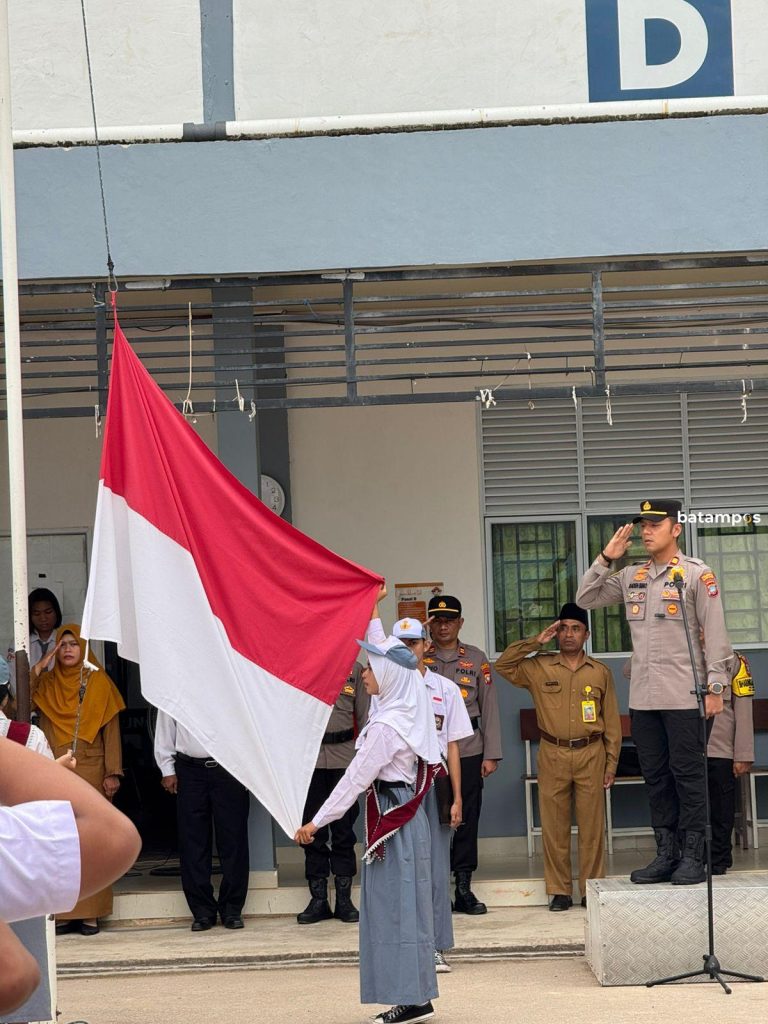 Upacara Penuh Makna, Kapolsek Batuaji Tanamkan Nilai Kamtibmas di SMA Negeri 23