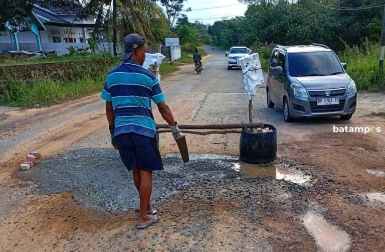 Warga Toapaya Asri Gotong Royong Perbaiki Jalan Rusak Demi Keselamatan