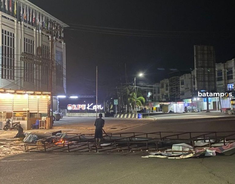 Bahayakan Pengendara, Puluhan Papan Reklame Tak Terurus di Tanjungpinang Dibongkar