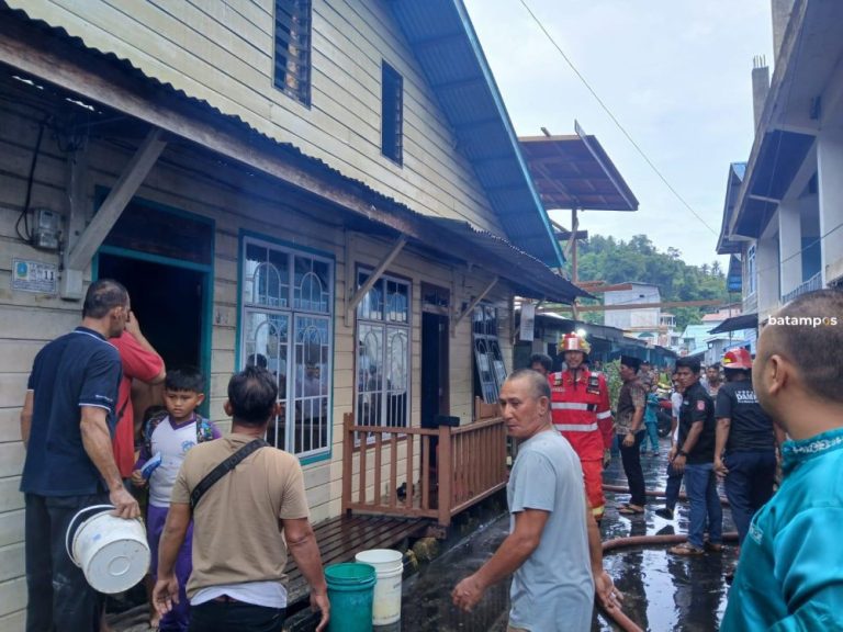 Kebakaran di Tarempa Barat, Warga dan Damkar Gunakan Air Laut untuk Kendalikan Api