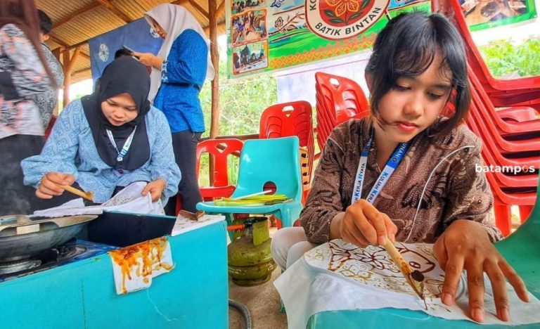 Workshop Membatik Rumah Batik Bintan Libatkan Mahasiswa KKN STIE Pembangunan