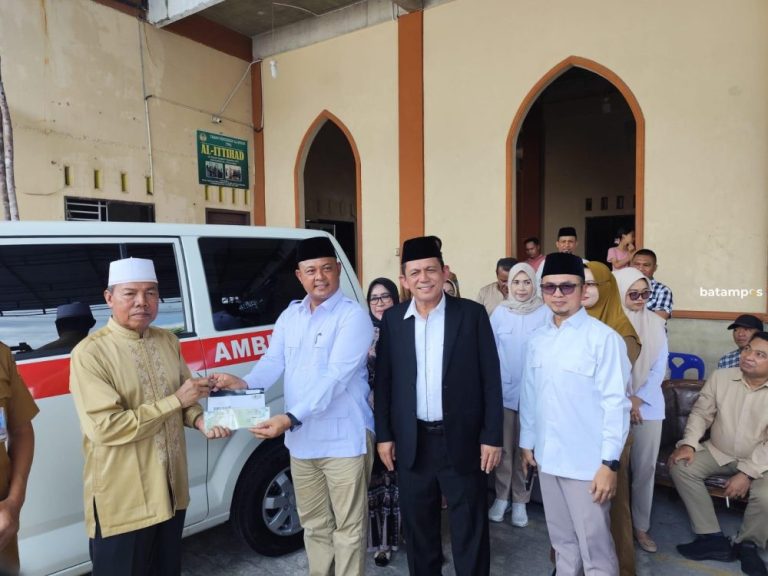 DPRD dan Pemprov Kepri Serahkan Mobil Ambulans untuk Warga Bukit Raya Tanjungpinang