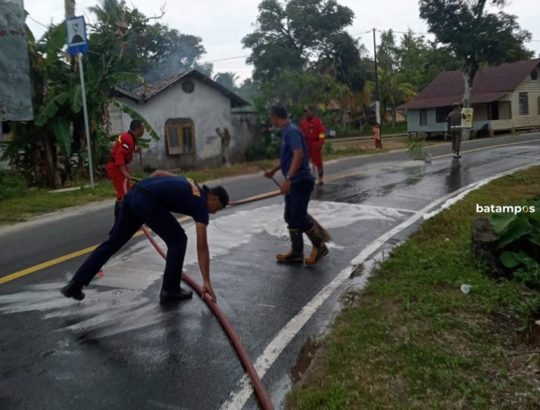 Solar Tumpah di Jalan Berindat Lingga Bikin Pemotor Patah Tangan