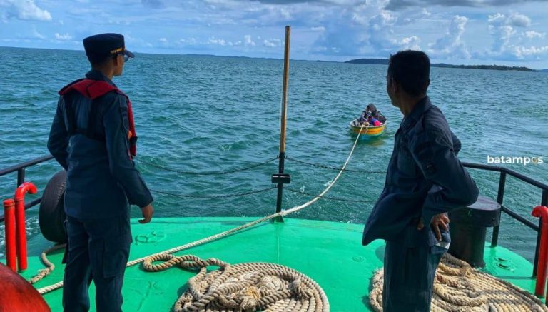Kehabisan BBM, Dua Nelayan Batam Dua Jam Terombang-Ambing di Selat Riau