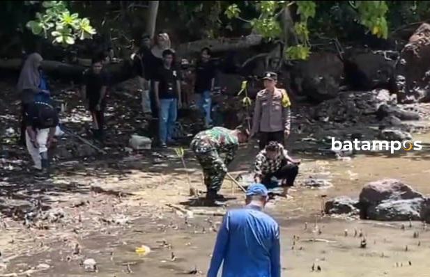 Mahasiswa-Warga Kompak Tanam 400 Bibit Mangrove di Tanjung Buton dan Mepar