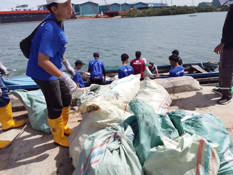 Ratusan Warga Kompak Bersihkan Kampung Tua Tanjungriau, 1,5 Ton Sampah Diangkat dari Laut dan Darat