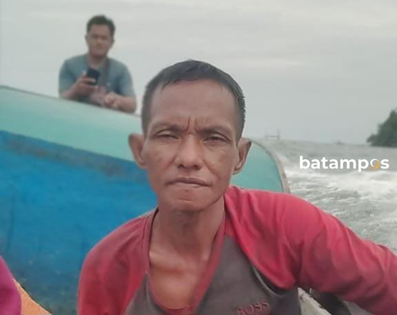 Nelayan Jagoh Selamat Setelah Kapalnya Pecah Dihantam Ombak di Teluk Adang