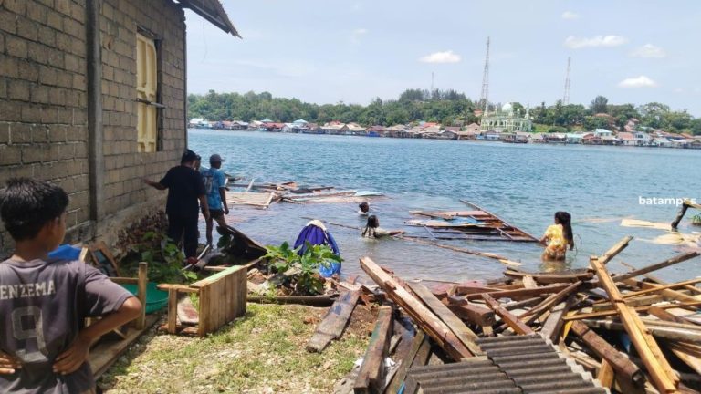 Rumah Warga Air Glubi Roboh Diterjang Air Laut Pasang, Begini Kondisinya