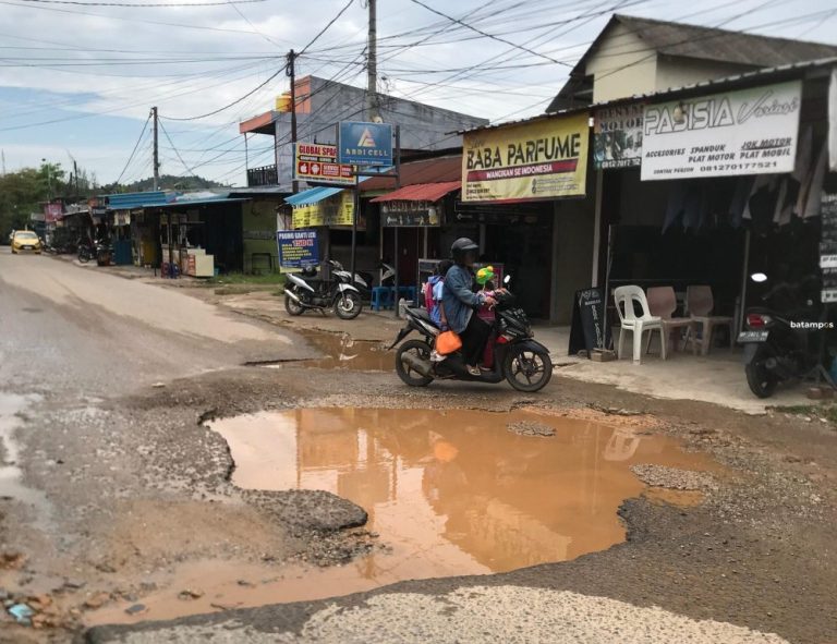 Jalan Rusak Parah di Bida Ayu Tak Kunjung Diperbaiki, Banyak Pengendara Terjatuh
