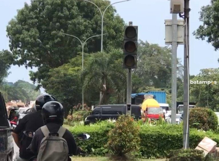 Sudah Sebulan, Lampu Lalin Simpang Panbil Rusak dan Belum Diperbaiki