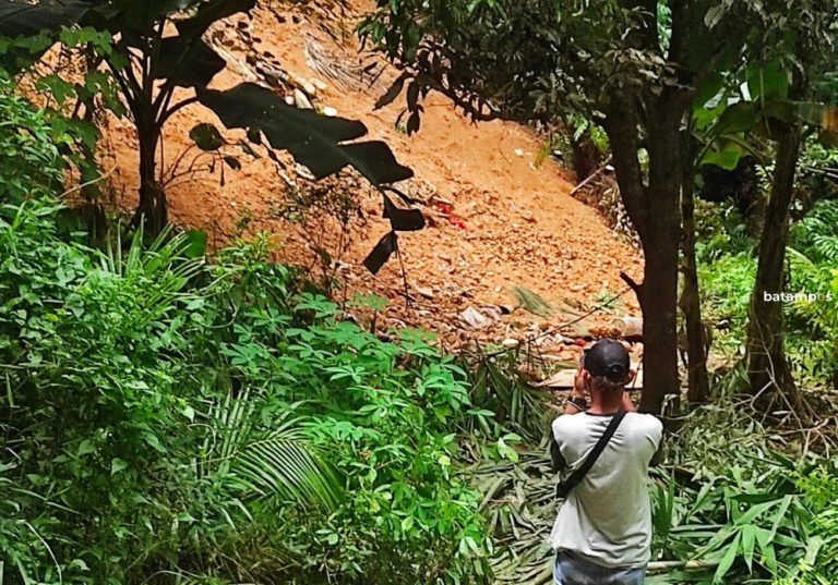 Viral “Gunung Bawang” di Sengkuang: Sudah Ditimbun, Warga Masih Berdatangan