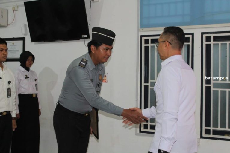 Imigrasi Tarempa Beri Odolf Dunya Penghargaan Pegawai Teladan