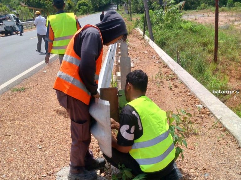 Mur dan Baut Pagar Pengaman Jalan di Wacopek Diduga Dicuri, Kontraktor Rugi Puluhan Juta