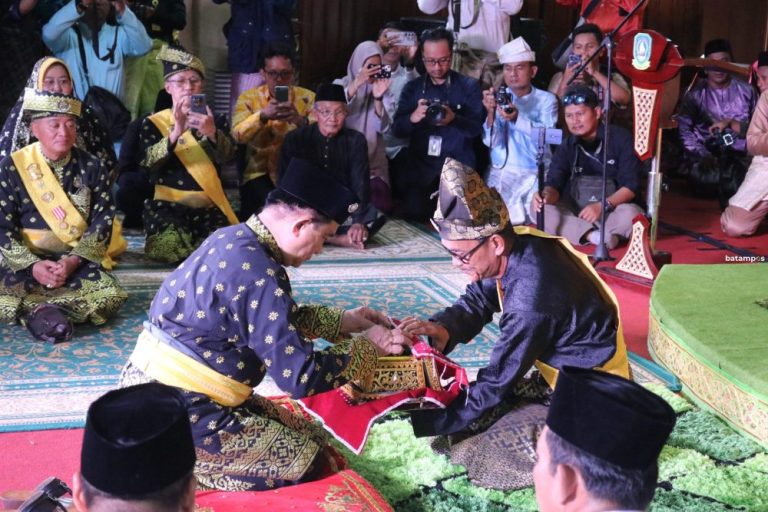 Menko Yusril Dianugerahi Gelar Adat Melayu “Dato’ Seri Indra Narawangsa” di Daik Lingga