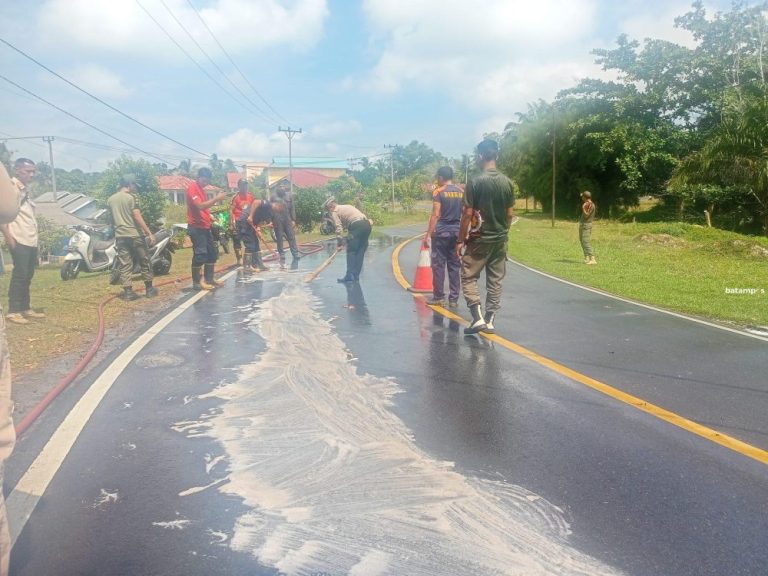 Lagi, Jalan Dabo Singkep Licin Akibat Tumpahan Solar, Dua Pemotor Jatuh