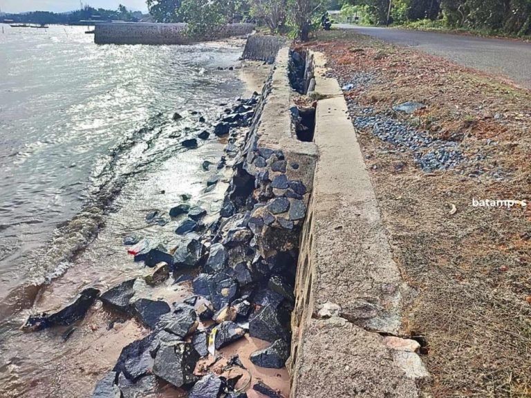 Batu Miring Pantai Tanjung Harapan Rusak Parah, Jalan Terancam Amblas