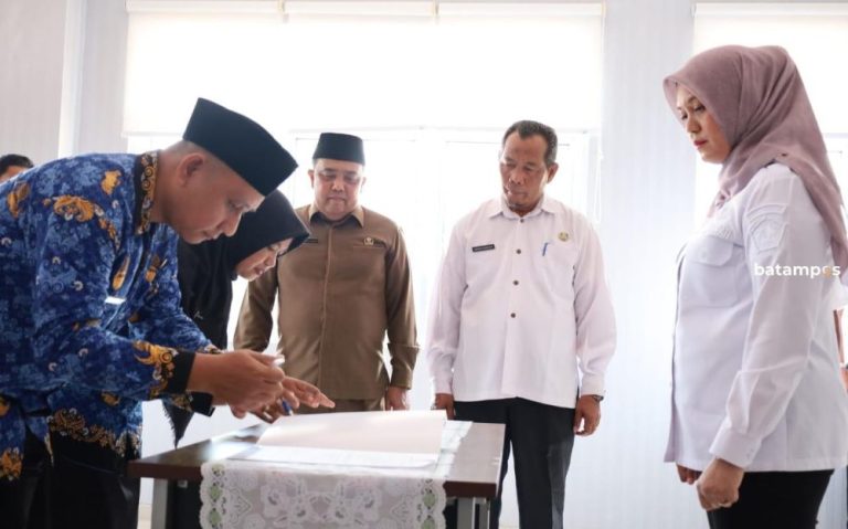 Lantik 17 Pejabat Fungsional Bintan, Wabup Deby Maryanti Ingatkan Soal Integritas