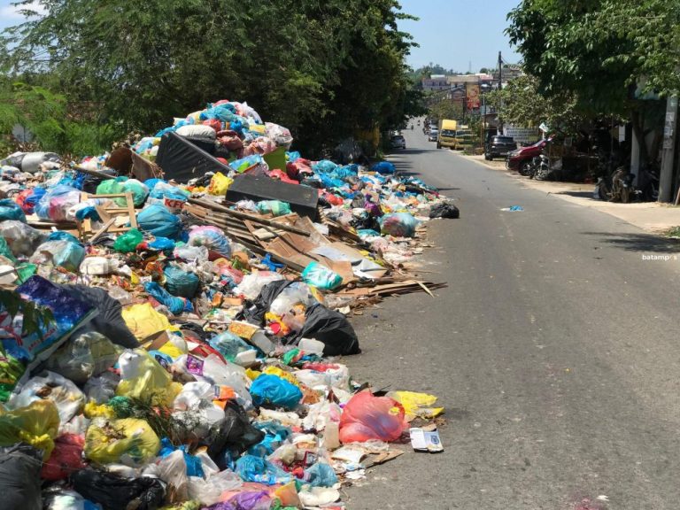 Sampah Menggunung di Tepi Jalan Bida Ayu, Warga Keluhkan Bau Menyengat