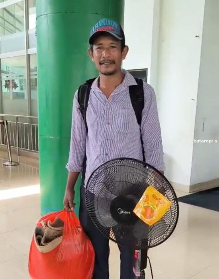 AC Rusak, Keluarga Pasien RSUD RAT Bawa Kipas Sendiri