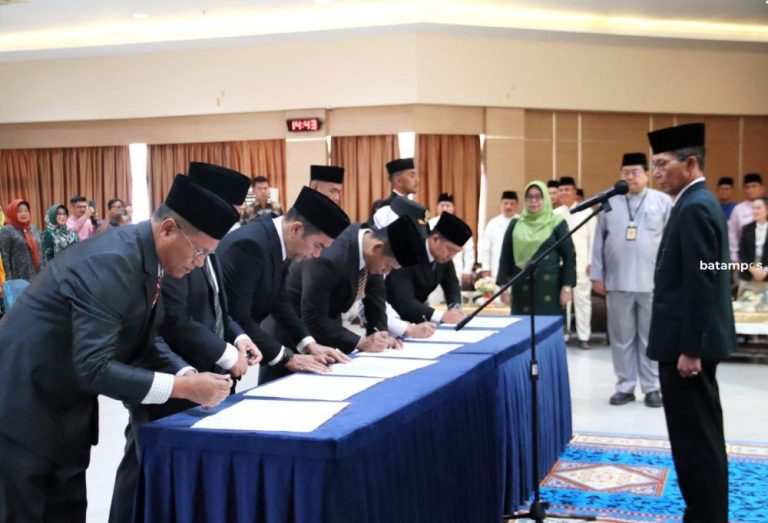 Amsakar Lantik 8 Pejabat Baru, Firmansyah Resmi Jabat Sekda Batam