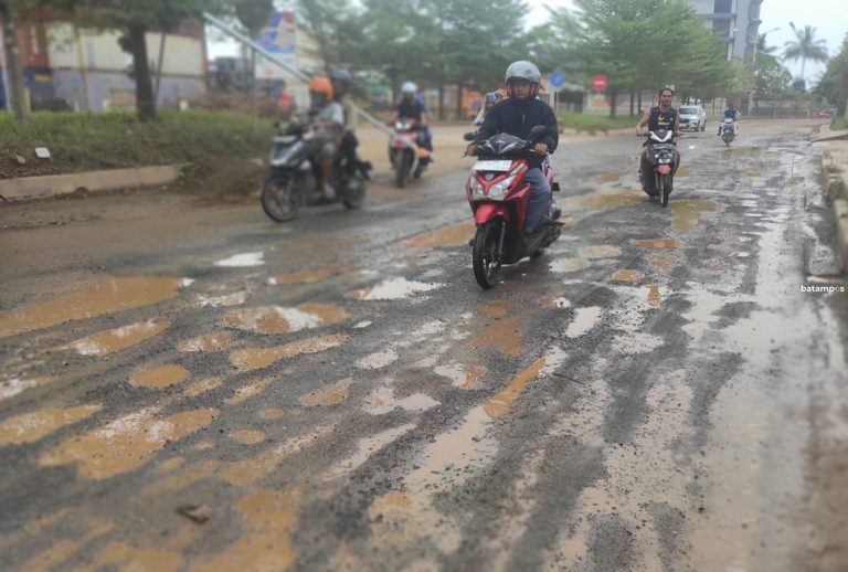 Jalan Duyung Batuampar Rusak Parah, Warga Keluhkan Debu dan Lubang